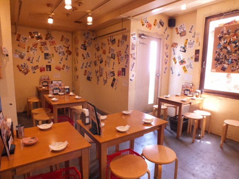 小規模な個人店ですので、店内は落ち着いた雰囲気。店内では８０年代の曲が流れお寛ぎ頂けます！！20名様からの貸切ご予約も承っております。＊現在は１５名様からの貸切ご予約も受付けておりますのでお気軽にお問合せ下さい。