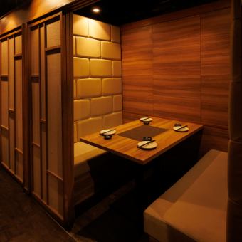 扉付個室は接待、商談のお席に最適◎女子会、合コン、誕生日会にも♪間接照明とゆったりソファーのコラボレーションが心地よく宴会をお楽しみ頂けます◎