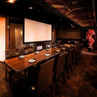 【プロジェクターも完備！】団体様でのご宴会にフロア貸切もご準備できます◎大事なご宴会の席はぜひ当店にご相談ください。お客様のご要望に合ったお席をご用意します◎