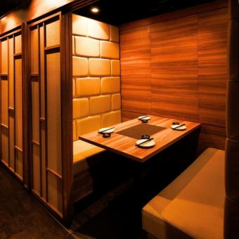 扉付個室は接待、商談のお席に最適◎女子会、合コン、誕生日会にも♪間接照明とゆったりソファーのコラボレーションが心地よく宴会をお楽しみ頂けます◎