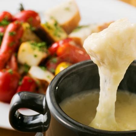 "2H all-you-can-drink included! Standard plan" includes the most popular cheese fondue, pizza, pasta, and dessert.