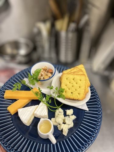 Assortment of 3 types of cheese and nuts