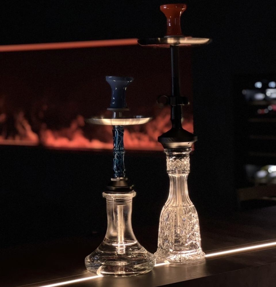 大人な雰囲気でシーシャを楽しみながら