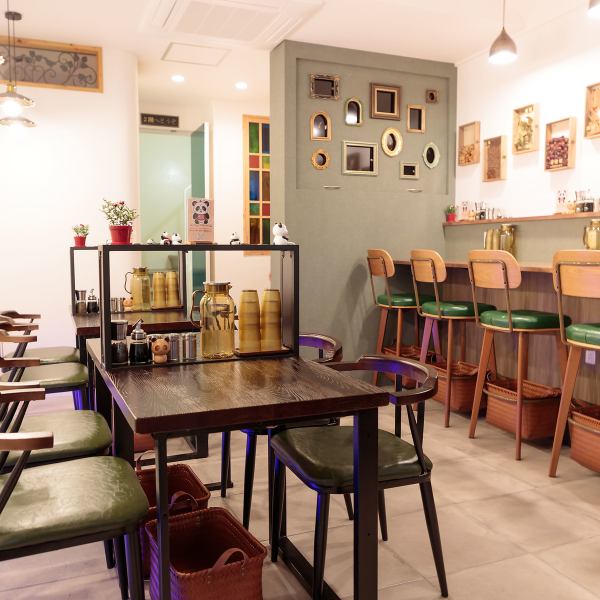 ≪インスタ映えの可愛い空間♪≫2名掛けテーブル席×6、カウンター×6◆明るくお洒落な店内は、楽しいひとときを演出します◎ SNS映えするスポットがたくさんあり、思わず写真を撮りたくなること間違いなし♪ こだわりの内装ポイントがたくさんあり、是非そちらもご堪能ください！当店で素敵な時間をお過ごしください★