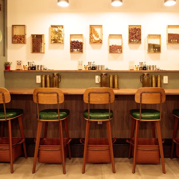 ≪カウンター席で楽しむ特別な時間♪≫カウンター席×6◆明るくお洒落な店内は、ランチやデートにもぴったり◎ おひとり様でも気軽に利用できる居心地の良さが魅力♪お洒落な店内の雰囲気を楽しみながら、美味しい料理を味わえます♪ 二軒目としても利用しやすく、友達との楽しいひとときをお過ごしください★