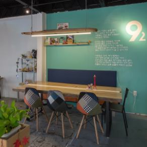 【カウンター4席】当店のカウンター席は、4席ご用意しております。カウンター席は、お一人様でも気軽にお越しいただける落ち着いた雰囲気で、友人と共に過ごすのも良し、ひとりでゆったりとした時間を楽しむのも良し。気軽に立ち寄れるカウンター席で、ぜひ特別なひとときをお過ごしください。