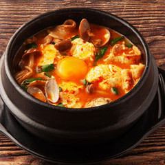 こだわりの大豆から作った豆腐を使用したスンドゥブ。辛さと旨さの絶妙なバランスを楽しめます！