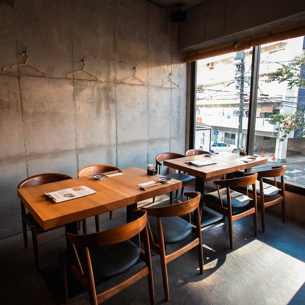 コンクリート打ちっぱなしと木の温もりが融合した、和モダンな落ち着いた雰囲気は、日常の喧騒を忘れさせてくれるような、心安らぐ空間を創り出しています。広々としたテーブル席は、お一人様はもちろん、大切な方との語らいの場にも最適です。