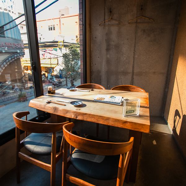 プライベートなご利用はもちろん、特別な日のお集まりにも対応しております。貸切も可能ですので、会社の宴会や歓送迎会、同窓会など、大人数でのパーティーにもご利用いただけます。温かみのある空間で、思い出に残る特別な時間をお過ごしください。