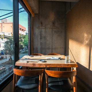 広々とした開放的な空間でありながら、コンクリート打ちっぱなしのスタイリッシュな壁と、温かみのある木目調のテーブルが絶妙に調和し、落ち着いた和モダンな雰囲気を演出しています。会社の飲み会やご友人との集まり、大人数での宴会など、様々なシーンにご利用ください。