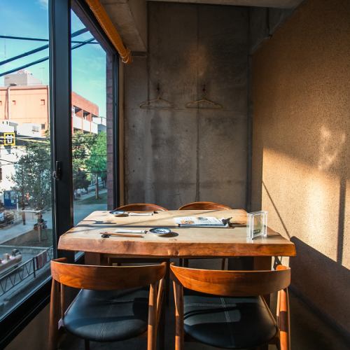 広々とした開放的な空間でありながら、コンクリート打ちっぱなしのスタイリッシュな壁と、温かみのある木目調のテーブルが絶妙に調和し、落ち着いた和モダンな雰囲気を演出しています。会社の飲み会やご友人との集まり、大人数での宴会など、様々なシーンにご利用ください。