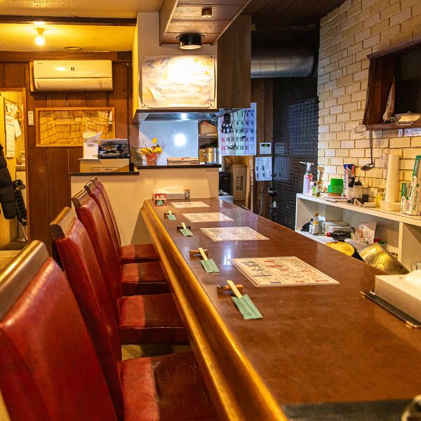 ≪カウンター席≫ 気さくな店主と会話が楽しめるカウンター席は居心地の良い特別な空間。料理が作られる様子を間近で楽しみながら、店主との会話で心温まるひとときを過ごせます。お一人様でも気軽に立ち寄れる雰囲気で初めての方でも安心。お酒を片手に、美味しい料理と楽しいトークで素敵な時間をお楽しみください♪
