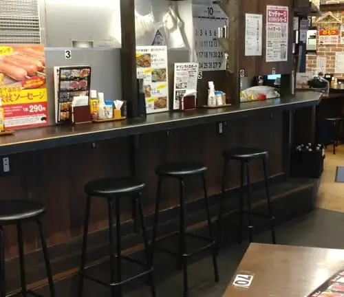 カウンターで一人飲みも◎