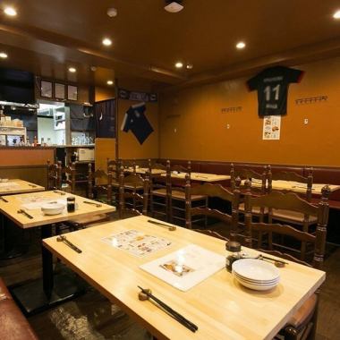 【ご宴会に◎】少し広めのテーブルに落ち着いた雰囲気の居心地の良い店内。コースは全て3時間とゆったりおくつろぎいただけます。