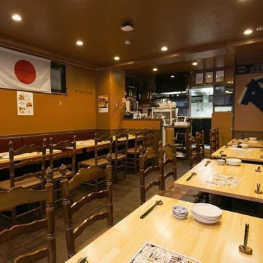 【テーブル】少し広めのテーブルに、壁側がソファー席で居心地よくお酒を楽しめる店内。お仕事帰りのサク飲み、女子会、ママ会のゆっくり飲みたい時など、どんなシーンにもぴったりな店内★