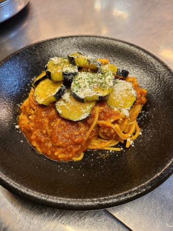 Meat spaghetti with fried eggplant