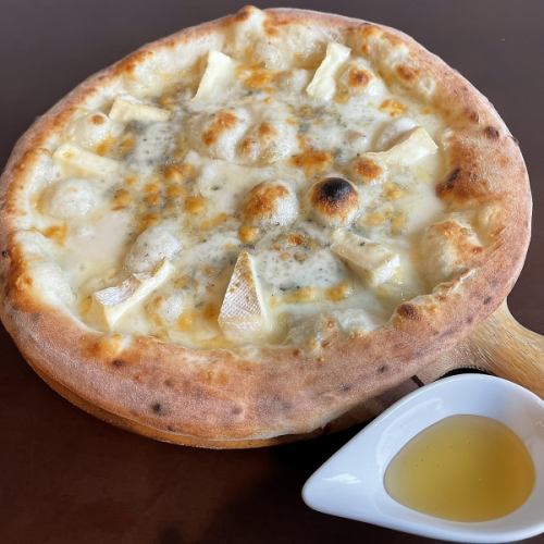 Luxurious cheese pizza (with honey)