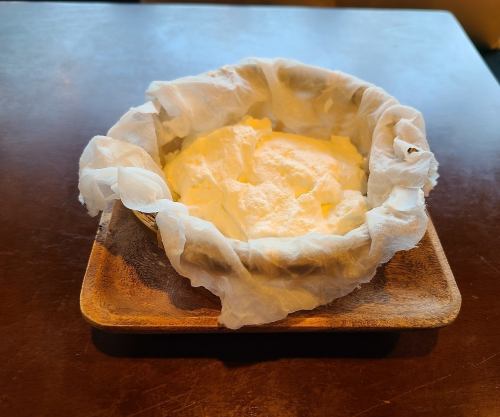 竹籠に入ったレアチーズケーキ