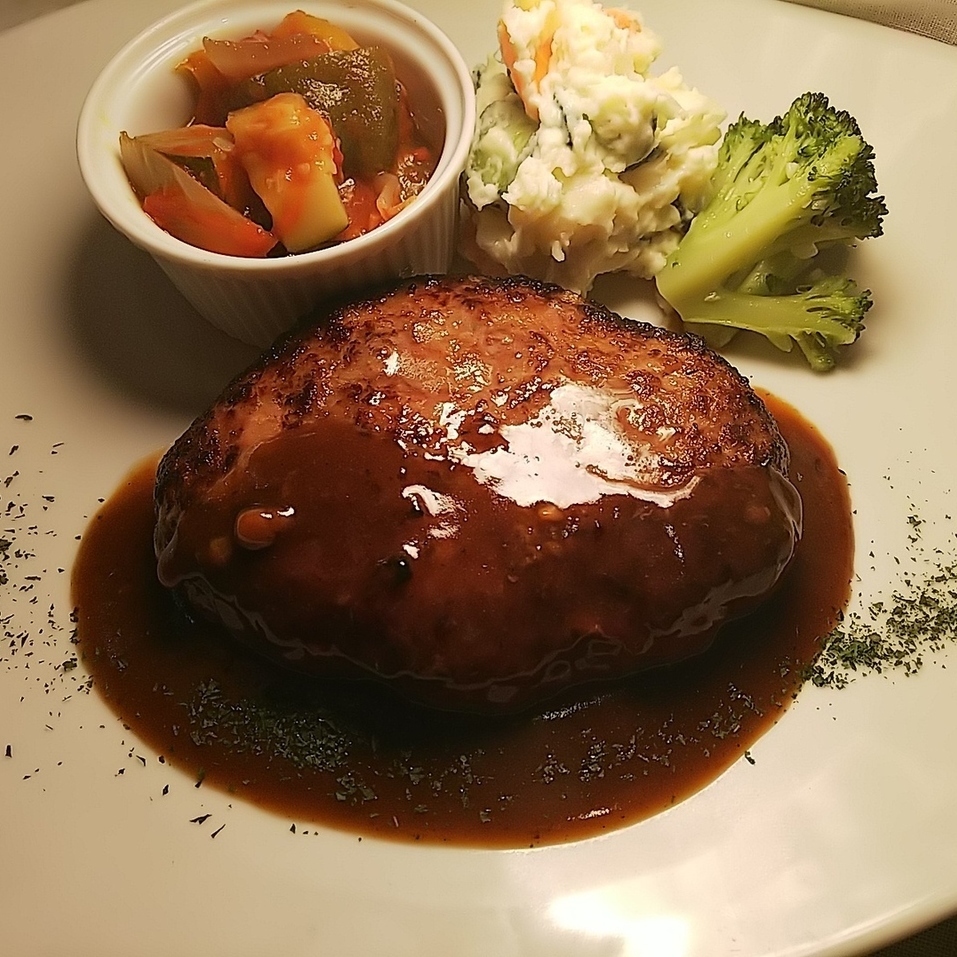 ふっくらジューシーな『紅葉のハンバーグ』は当店大人気の1品☆