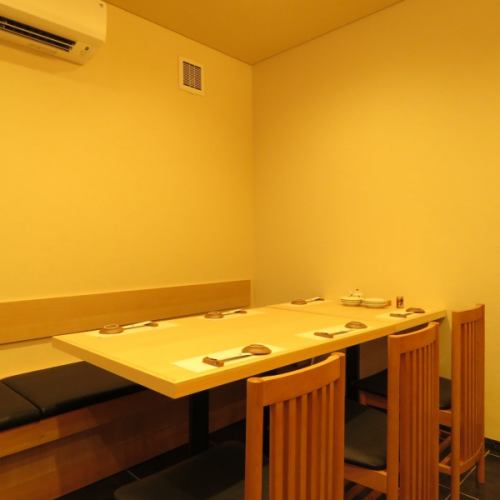 Table seating for 6 people.It can be used for a variety of purposes, such as business entertainment and banquets with friends.