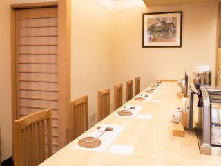 There are 8 counter seats available.Perfect for dates, anniversaries, and even when you come alone.