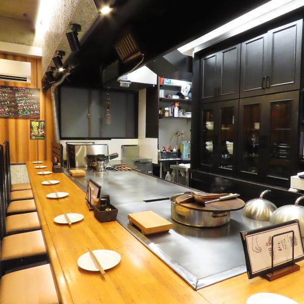 お一人様でも気軽に立ち寄れるカウンター席を8席ご用意しています！目の前で調理が見えるライブ感も楽しめます◎もちろんデートやご友人とのお食事、サシ飲みにもぴったりです♪ゆる～い雰囲気の中で、自慢の鉄板焼きやお酒をごゆっくりとお楽しみください！