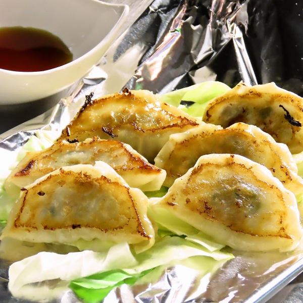 【コジバル名物！】 ビールとの相性抜群♪ピリッと辛い「青唐辛子ギョーザ」