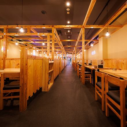 [Table seats that can comfortably seat 2 to 6 people] The restaurant has a calm atmosphere based on wood, and we have box seats that are perfect for families.Order easily with mobile ordering! Order as many skewers as you like☆