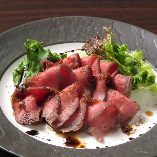 Luxurious red meat! [Chef's special tender roast beef ~ with chaliapin sauce and balsamic sauce ~]