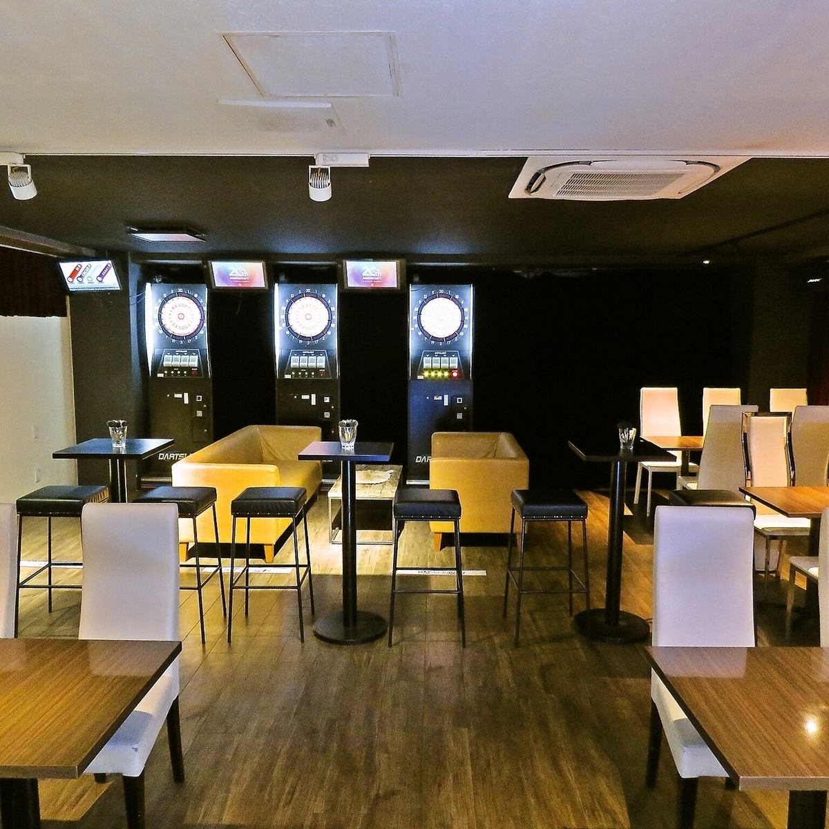 Up to 100 people! Monitors, karaoke, darts, and billiards are also available♪