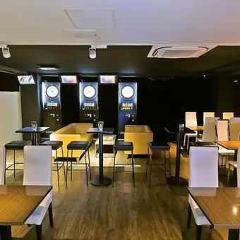 【桌位】我們提供可容納3-5人的桌位！在我們熱鬧開放的桌位上，您可以盡情享受飛鏢和撞球的樂趣！高腳椅和桌子的組合，是您享用飲料和美食、共度美好時光的理想場所。非常適合各種場合，包括女生之夜、公司聚會和派對結束後的聚會！