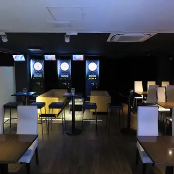 【餐桌】我們提供3-5人桌位♪ 在時尚雅緻的空間裡享受寬敞的餐桌座位！非常適合中型宴會、閨蜜聚會和派對。當然，我們也歡迎私人預訂！這裡的佈置非常適合一邊享用美味的食物和飲品，一邊進行愉快的交談。