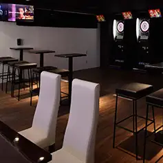 【桌位】我們提供1-3人桌♪ 非常適合小酌一杯或小型聚會！私密的座位安排，讓您在下班後快速小酌、約會或只想快速享用飲品時，都能找到理想的場所。您可以近距離欣賞飛鏢和顯示器，即使是小團體也能在這裡玩得盡興而不會感到尷尬。