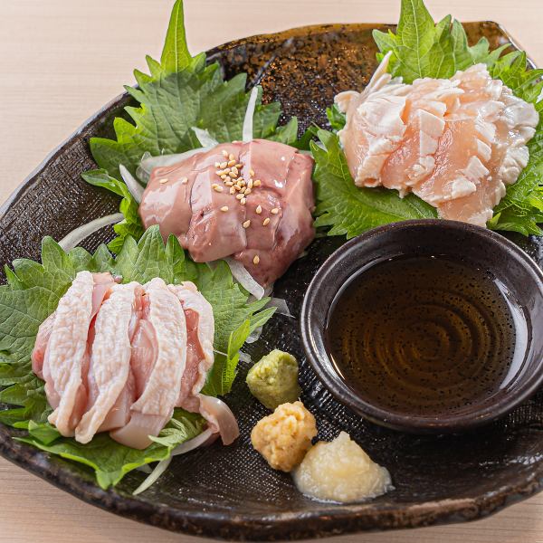 【新鮮度極佳♪】生魚片3種拼盤（桃、魚片、肝）/1200日圓（含稅）