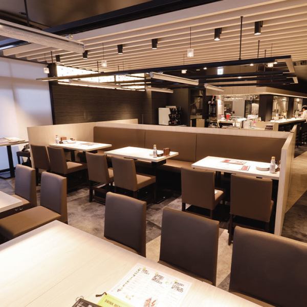 おしゃれなカウンターはデートに、テーブル席は最大26名様の同時着席が可能!!利（きき）酒師が厳選した日本酒はその時期にしか入手できない銘柄で常時10種類以上!!また、土日祝は昼から営業！休日に昼から飲むのは最上の贅沢・・・。本格炭火焼き鳥と利（きき）酒師が厳選した日本酒を楽しめるワンランク上の宴会を提供!!