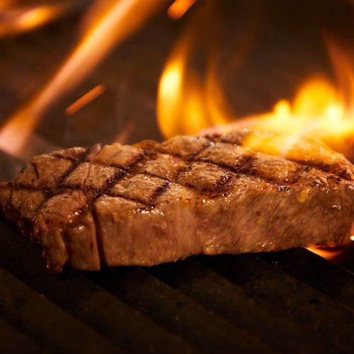 炭火の風味が食欲をそそる。300℃超で焼きあげる。