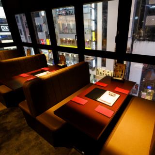 人気No.1の窓際ソファー席です!!人通りが多い渋谷井の頭通りを見下ろす席は時間を忘れるほどの居心地。大きな窓から採光される光がステーキをよりおいしそうに照らしてくれます!!【渋谷 センター街 俺の 和牛 黒毛和牛 ステーキ ハンバーグ 松阪牛 炭火 宴会 女子会 忘新年会 飲み会 飲み放題 貸し切り ランチ】