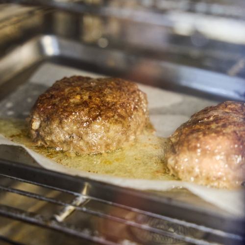 最高品質の黒毛和牛100％で作られたハンバーグは必食。