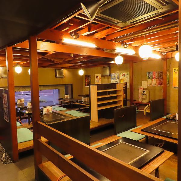 【年齢問わず利用しやすいお席☆】当店にはお座敷と掘りごたつをご用意。状況によっては鉄板を付けずにお料理をご提供できますので小さなお子様連れのご家族でも利用しやすい空間になっております。足を伸ばすことのできる掘りごたつもあるのでご高齢の方でもゆっくりお食事を楽しんでいただけます♪