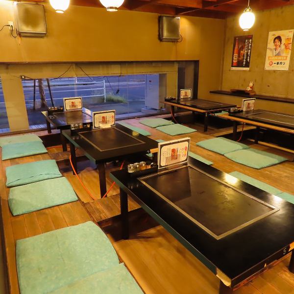 【賑やかな宴会を楽しめる空間♪】当店には大人数でもお越しいただける広々としたお座敷と掘りごたつがあります。貸切も可能ですので宴会のみならず二次会やパーティなど様々なシーンでご利用いただけます。カジュアルな雰囲気の中、当店自慢の鉄板焼きで楽しいひとときをお過ごしください。※貸切の場合要相談