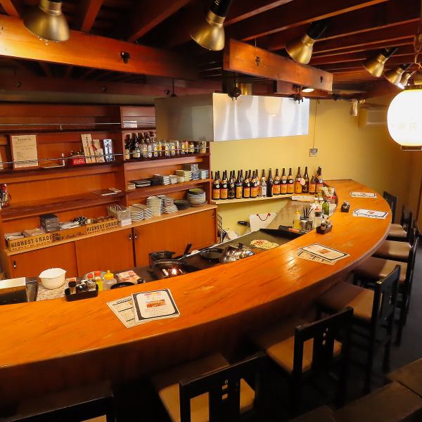 【カウンターで特別な時間★】当店ではカウンター席もご用意。目の前で作られる鉄板焼きを見ながら過ごす特別なひととき。木を基調とした温かみのある空間でいつも以上に会話が弾むこと間違いなし！落ち着いた雰囲気の中、当店自慢のお酒やお料理をお楽しみください。※カウンター席ではもんじゃ焼きのご提供はできません