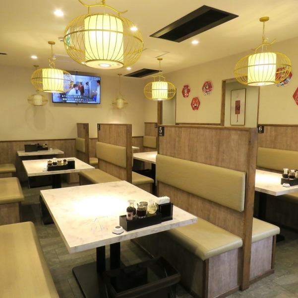 【温かい照明＆柔らかい空間】 店内は、柔らかい照明で落ち着いた雰囲気を醸し出しています。リラックスしながらお食事を楽しむことができ、普段の疲れを忘れることのできるお時間をご提供しています。