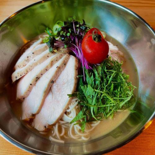 🐓
As the season gradually gets warmer (hotter?),
This year we have prepared a cold menu!

"Cold soup sprinkled on somen noodles"
In a miso-based soup with fish and shellfish stock
Our most popular dish is our homemade chicken ham.
The shiso leaves and myoga ginger make this a refreshing dish.

We also have other refreshing menu items available,
Before the coming heat gets to me
Please try it😎👍

★Reservations accepted🐓🍻
For reservations, please contact us by phone, DM or online reservation.
When using the course
We can also rent the entire venue for groups of 10 or more.
Please feel free to contact us 😊

5 minutes walk from the south exit of Kibougaoka Station on the Sotetsu Line
〒241-0825
Kanagawa Prefecture Yokohama City Asahi Ward Naka Kibougaoka 106-33
Yamazaki Building 1F
TEL:045-273-3416
14:00-23:00 (L.O. 22:00)
Closed: Tuesdays and public holidays
#Yokohama #Sotetsu Line #Kibougaoka #Izakaya
#Food #Drinks #Late lunch #Quick drink
#Daytime drinking #Chicken dishes #Domestic chicken #Soup curry #Gapao
#Chicken ham #Teeander #Charm