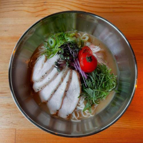 🐓
As the season gradually gets warmer (hotter?),
This year we have prepared a cold menu!

"Cold soup sprinkled on somen noodles"
In a miso-based soup with fish and shellfish stock
Our most popular dish is our homemade chicken ham.
The shiso leaves and myoga ginger make this a refreshing dish.

We also have other refreshing menu items available,
Before the coming heat gets to me
Please try it😎👍

★Reservations accepted🐓🍻
For reservations, please contact us by phone, DM or online reservation.
When using the course
We can also rent the entire venue for groups of 10 or more.
Please feel free to contact us 😊

5 minutes walk from the south exit of Kibougaoka Station on the Sotetsu Line
〒241-0825
Kanagawa Prefecture Yokohama City Asahi Ward Naka Kibougaoka 106-33
Yamazaki Building 1F
TEL:045-273-3416
14:00-23:00 (L.O. 22:00)
Closed: Tuesdays and public holidays
#Yokohama #Sotetsu Line #Kibougaoka #Izakaya
#Food #Drinks #Late lunch #Quick drink
#Daytime drinking #Chicken dishes #Domestic chicken #Soup curry #Gapao
#Chicken ham #Teeander #Charm