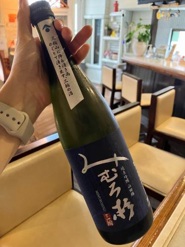 🐓
こんにちは！
暑い日が続いてますね〜🫠☀️
今年はついにハンディファンと日傘を
購入しようかと検討中です…🤔
皆さんも暑さ対策して、水分たくさんとって
無理しないようにしましょう！🙆‍♀️

さてさて…
おにゅー日本酒情報🍶📣ですよ！
【みむろ杉 ろまんシリーズ 純米吟醸 山田錦】
爽やかなラムネのような吟醸香で、
口当たりは瑞々しくシャープできれいな酸を感じ、
後からほのかに感じる苦味でバランスが良い
仕上がりの日本酒🍶

ぜひお試しを〜😊

★ご予約承まります🐓🍻
前日までにご予約をお願いいたします。
ご予約はお電話、またはDMでご連絡ください🤗

相鉄線希望ヶ丘駅南口から徒歩5分
〒241-0825
神奈川県横浜市旭区中希望が丘106-33
山崎ビル1F
TEL:045-273-3416
14:00〜23:00(L.O 22:00)
定休日:火曜・祝日
#横浜 #相鉄線 #希望ヶ丘 #居酒屋
#ご飯 #飲み #遅めのランチ #ちょい飲み
#昼飲み #鶏料理 #スープカレー #ガパオ
#鶏ハム #てぃーあんだー #愛嬌