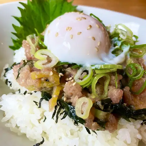 マグロすきみとアボカドのポキ丼(ソフトドリンク+ミニサラダ付き)