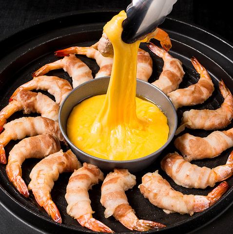 プリプリのエビを豚バラで巻いてチーズに絡めて食べる★