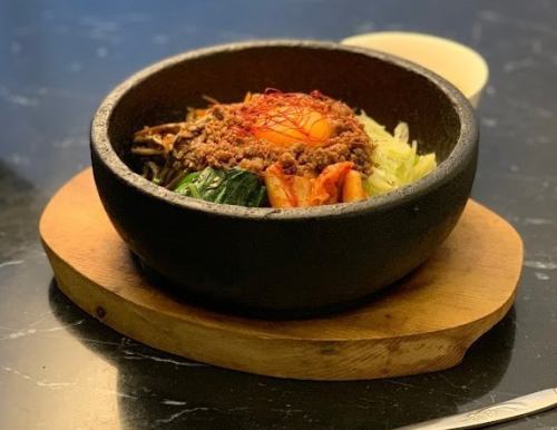 풍부한 나물의 돌솥 비빔밥