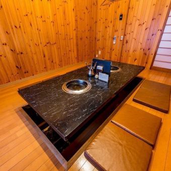 This is a completely private room with a sunken kotatsu.This is a very popular room, so please make your reservation early.It can seat up to 10 people.