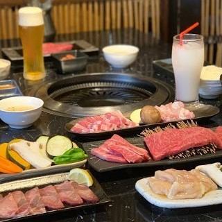 【超值优惠！还附送今天的特色牛肉！】烤肉河村套餐 1人5,500日元（含税）